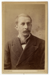 221514 Portret van mr. J.W. Colson Aberson. Borstbeeld van voren.
